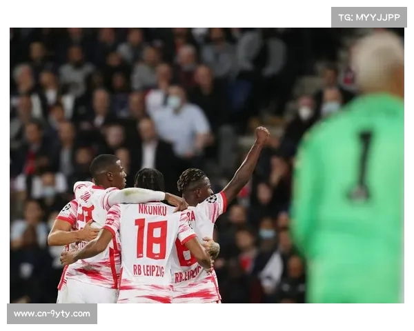 巴黎圣日耳曼夺冠游行，球迷塞纳河畔彻夜庆祝